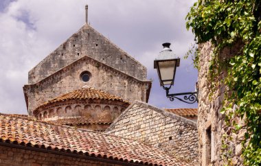 Girona 'daki eski kilise Güneşli bir yaz günü