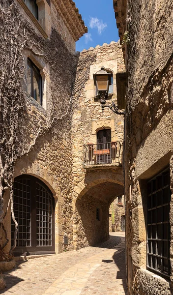 Narrow Stone Street Arch Medieval Village Pals Summer Day — Stock Photo, Image