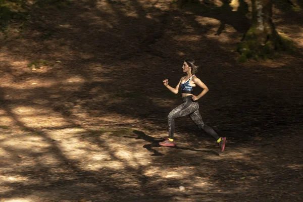 Žena Běží Bukovým Lesem Podzim — Stock fotografie