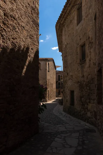 夏日阳光明媚的时候 吉罗纳科斯塔布拉瓦旅游胜地上的一条狭窄的小巷 — 图库照片