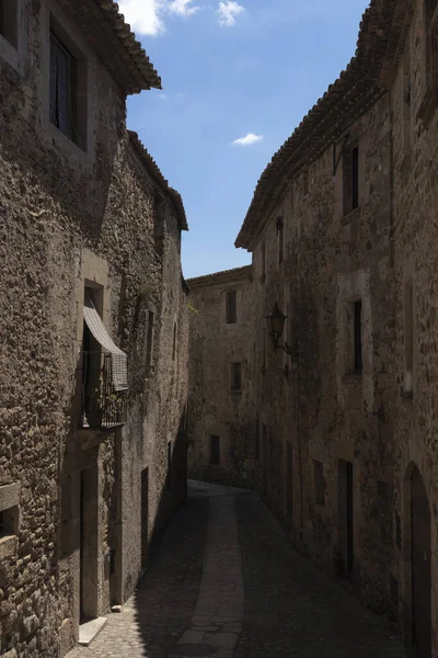 夏日阳光明媚的时候 吉罗纳科斯塔布拉瓦旅游胜地上的一条狭窄的小巷 — 图库照片