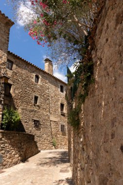 Güneşli bir yaz gününde İspanyol Costa Bravo 'nun pitoresk bir kasabasında