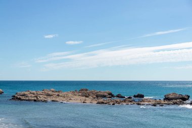 adacık kremalı şapkada deniz ve mavi gökyüzü güneşli bir yaz günü