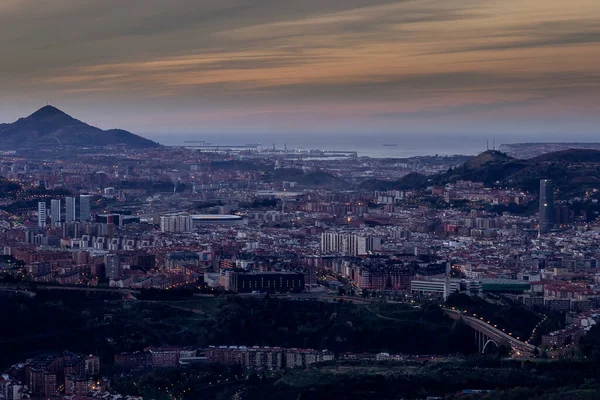 Uitzicht Stad Bilbao Bij Zonsondergang Vanaf Een Nabijgelegen Berg — Stockfoto