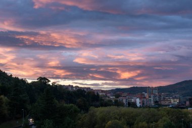 Basauri şehri Bask ülkesinde gün batımında