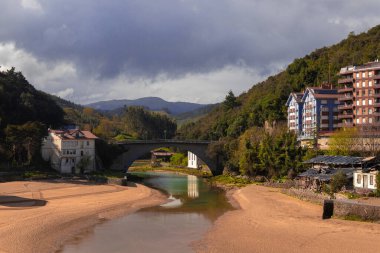 Bulutlu bir günde Bask ülkesi Lekeito 'da nehir ağzı.