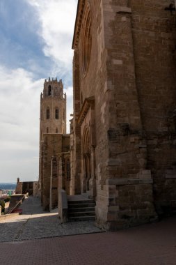 # Ilerida katedralinin ön cephesi ve kulesi # # Sıcak bir yaz günü mavi gökyüzü ile #