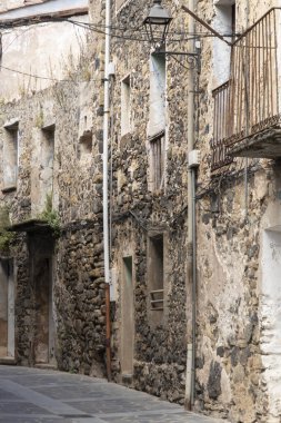 Castellfollit de la roca 'nın ortaçağ köyünde dar bir sokak.
