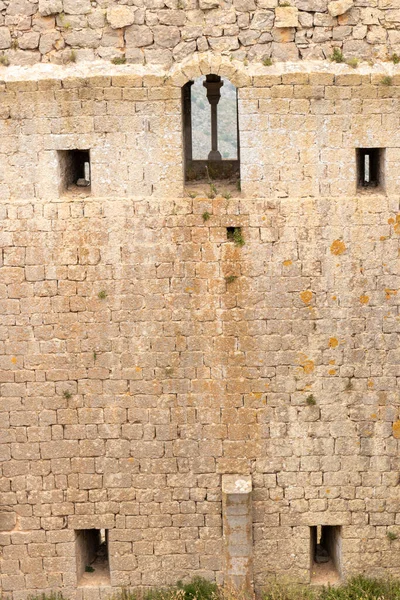 Torroella Montgri Kalesinin Ortasında Bir Pencere Olan Savunma Duvarı — Stok fotoğraf