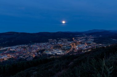 Dolunaylı Bilbao 'nun çevresinin manzarası