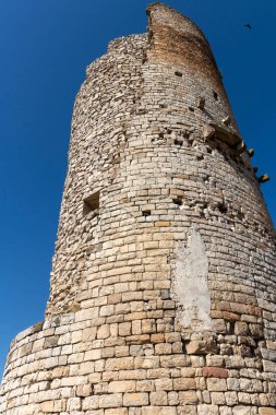 Güneşli bir yaz gününde, Lleida eyaletindeki Guimera kalesi harap oldu.