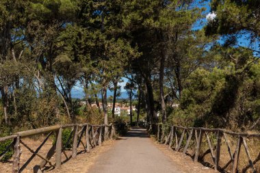 Bir yaz günü Costa Bravo 'da yürüyüş.