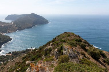 Güller şehrinde Costa Bravo tepesi.