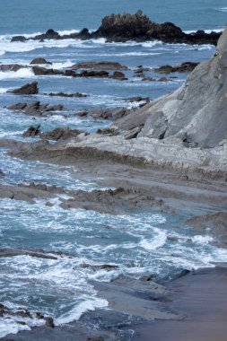 Bir kış günü Sopelana köyündeki Bask bölgesindeki kayalar
