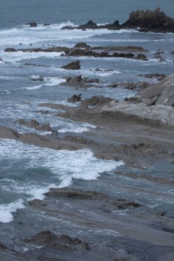 Bir kış günü Sopelana köyündeki Bask bölgesindeki kayalar