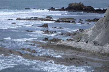 Bir kış günü Sopelana köyündeki Bask bölgesindeki kayalar