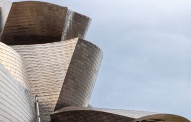 İspanya 'nın Bilbao şehrindeki modern titanyum sanat müzesinin ön yüzü.