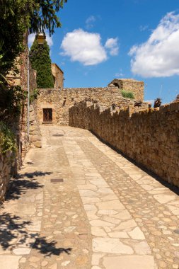 Güneşli bir yaz gününde Costa Brava 'da pitoresk bir kasabada, Stone Caddesi.