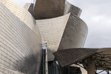 İspanya 'nın Bilbao şehrindeki modern titanyum sanat müzesinin ön yüzü.