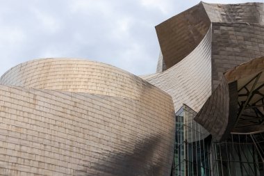 İspanya 'nın Bilbao şehrindeki modern titanyum sanat müzesinin ön yüzü.