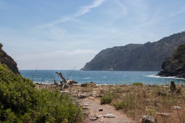 Costa Bravo 'daki bir koya giden yol.