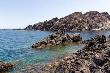 Güneşli bir yaz gününde Cap de Creus 'taki taş koy