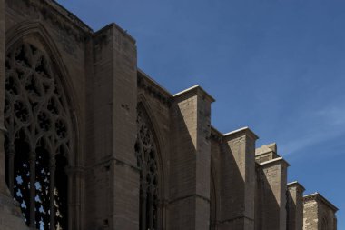 Lleida katedralinin manastırının pencereleri.