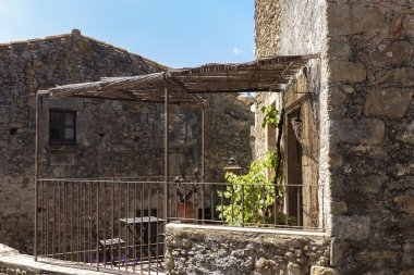 İspanyol Costa Brava 'sındaki Ortaçağ Dostları kasabasında balkon