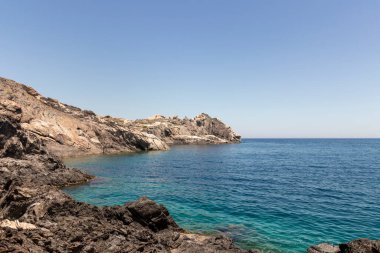 Güneşli bir yaz gününde Cap de Creus 'taki taş koy