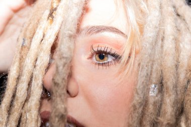 Kendine güveni olan sarışın kadın.