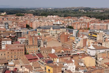 Ileida 'nın çatıları güneşli bir yaz günü