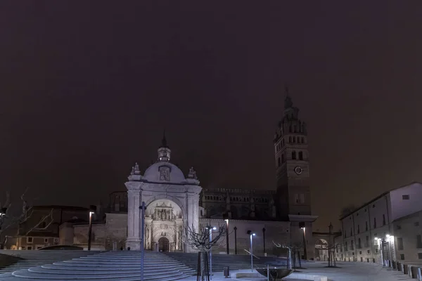 塔拉索纳大教堂夜间照明 — 图库照片