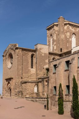 Güneşli bir yaz günü Katalonya 'daki Ilerida Katedrali' nin cephesi