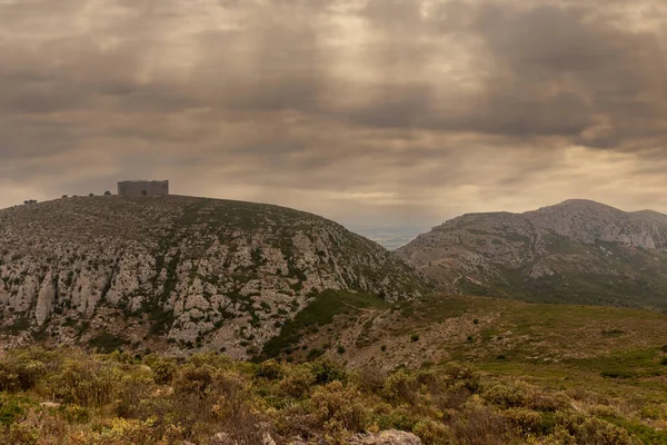 Spanya Nın Kuzeyinde Costa Bravo Daki Montgri Şatosu Bulutlu Bir — Stok fotoğraf