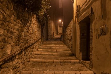 Geceleri Zaragoza 'daki Tarazona kasabasında merdivenleri olan bir sokak.