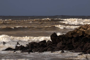 Vezir kıyısındaki Cantabrian Denizi 'nde dalgalar bulutlu bir gün
