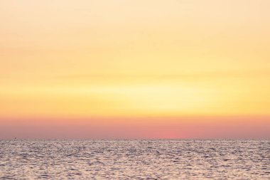 Güneş şafak vakti Akdeniz 'in üzerinde Costa Bravo' da doğuyor.
