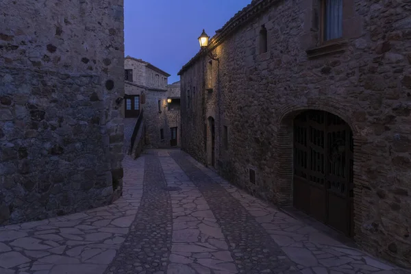 中世纪夜晚朋友村的石街 — 图库照片