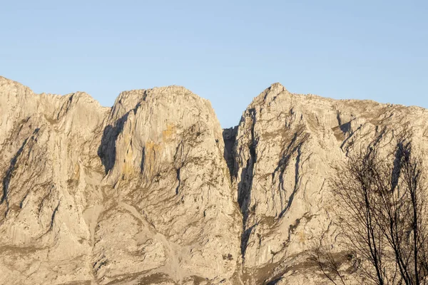 Bask Ülkesindeki Urkiola Dağlarının Kayalık Zirveleri — Stok fotoğraf