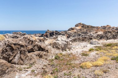 Kuzey İspanya 'daki Costa Brava' da Cap de Creus 'taki kayalık koy.