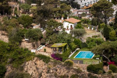 Tossa de mar 'da lüks bir evin havuzu.