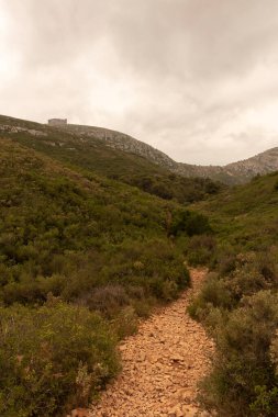 Torroella de Montgri 'deki vadide Dağın tepesindeki şatoda