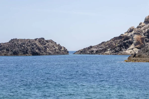 キャップ クレウスの岩だらけの海岸は晴れた夏の日に — ストック写真