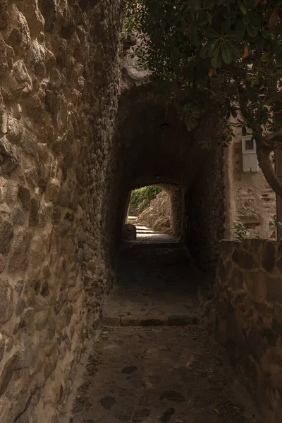 Dar Bir Tünelden Geçerek Tossa Mar Dar Bir Sokak — Stok fotoğraf