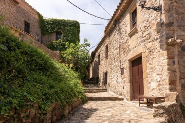 Bir yaz günü Costa Brava 'da Tossa de mar kasabasında ortaçağ sokakları
