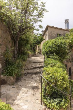 Costa Brava 'da tipik bir cadde.