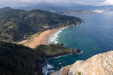 Urdaibai Biyosfer 'deki laga plajı yakınlardaki bir dağdan korunuyor.