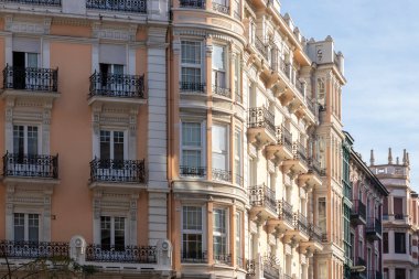 İspanya 'nın kuzeyindeki Bilbao' daki güzel eski bina.