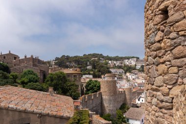 Güneşli bir yaz gününde tossa de mar duvarı