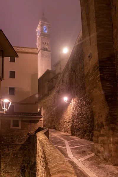 スペインのタラゾナの教会の鐘楼霧深い夜 — ストック写真